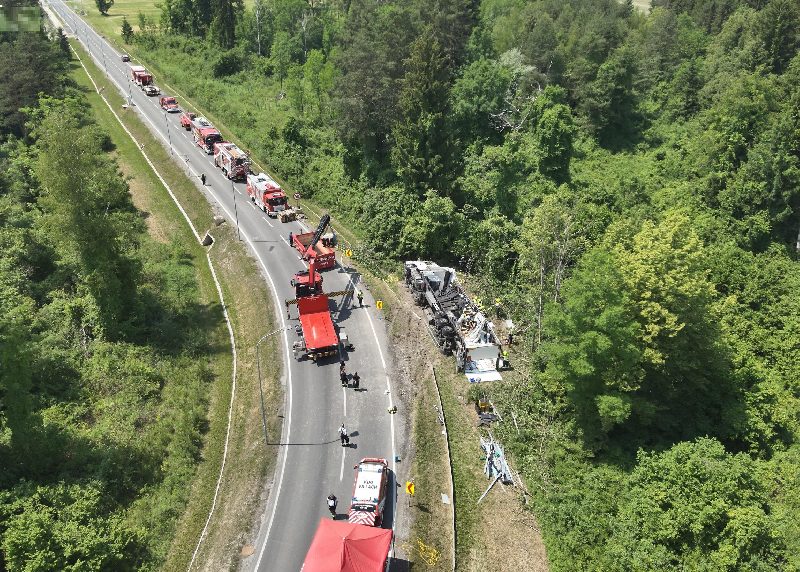 Gefahrgutunfall mit LKW forderte stundenlangen Großeinsatz (Bild 3)